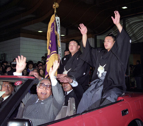 92年1月、19歳5カ月の史上最年少で初優勝を飾りパレードに出発する貴花田（右）。左は若花田