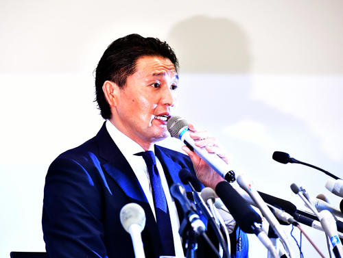 日本相撲協会に退職届を提出し引退記者に臨む貴乃花親方（撮影・小沢裕）