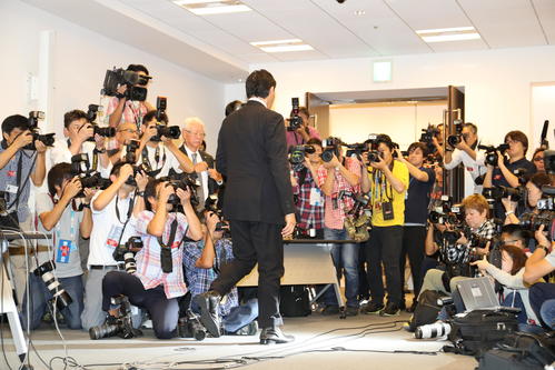会見を終え、大勢のカメラマンが待ち受ける中、引き揚げる貴乃花親方（撮影・垰建太）