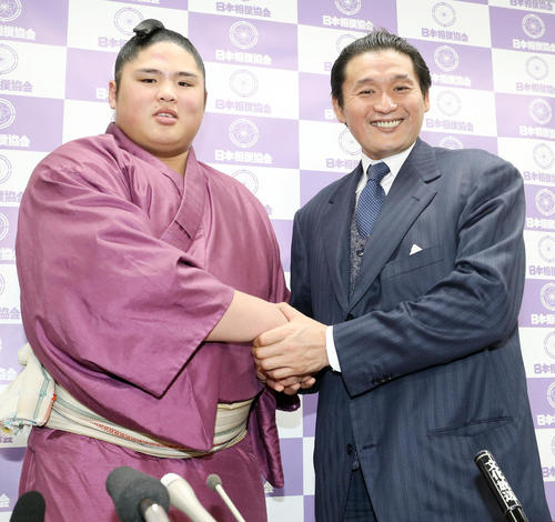 18年1月31日、貴公俊（左）の新十両昇進会見で