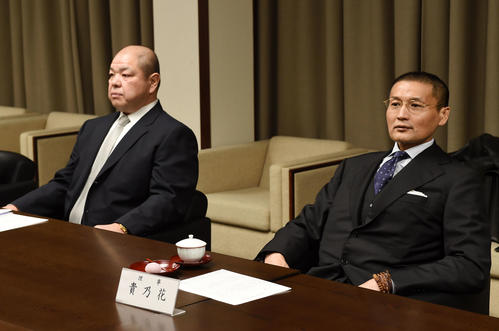 16年3月、横綱審議委員会で隣の席に着く貴乃花理事（右）と八角理事長