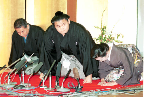 94年11月23日、横綱昇進で口上を述べる貴乃花（中央）