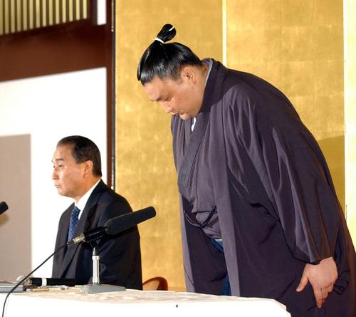 引退会見であいさつする貴乃花。左は二子山親方