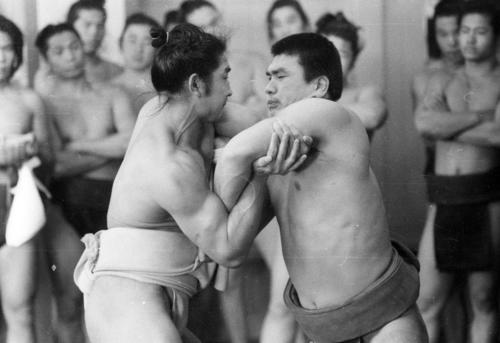 プロ入り表明後初稽古を行った輪島さん（右）。出稽古に来ていた初場所再入幕の貴ノ花さん（左）と22番の申し合いをし11勝11敗の五分（1969年12月22日撮影）　