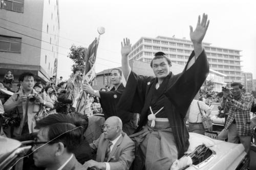 優勝パレードに出る輪島さん、左は旗手を務める貴ノ花さん（1973年5月27日撮影）