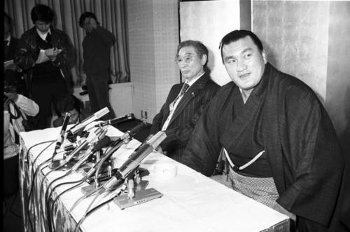 花籠親方（奥）に付き添われ引退会見をする横綱の輪島さん（1981年3月11日撮影）