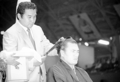 引退、花籠襲名披露で苦楽をともにした親友貴ノ花さん（左）がはさみを入れると、一瞬涙ぐんだ輪島さん（1981年10月4日撮影）