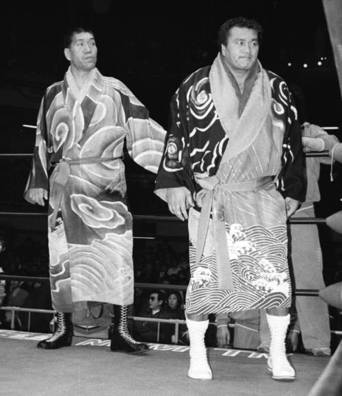 プロレスデビューした元横綱の輪島さん。左はジャイアント馬場さん（1986年撮影）