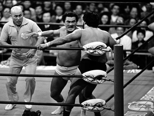 国内マットでのデビュー戦を故郷・七尾で迎えた輪島（中央）はタイガー・ジェット・シンをコーナーに追い詰めチョップの連打（1986年11月1日撮影）