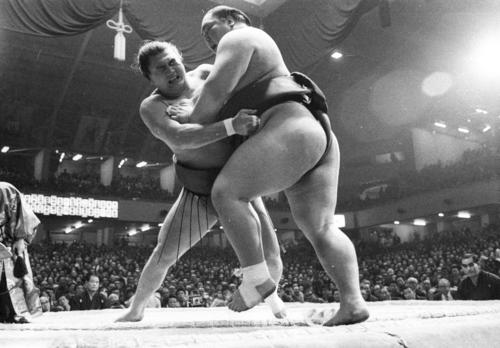北の湖さん（右）を寄り切りで破った輪島さん（1975年1月26日撮影）