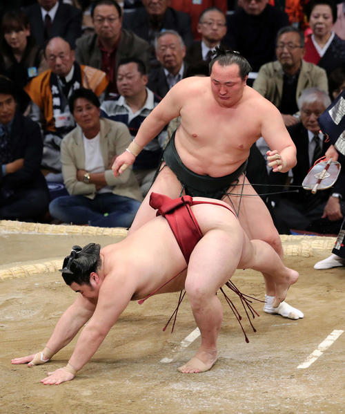隆の勝(手前)を突き落としで破る千代翔馬(撮影・鈴木正人)