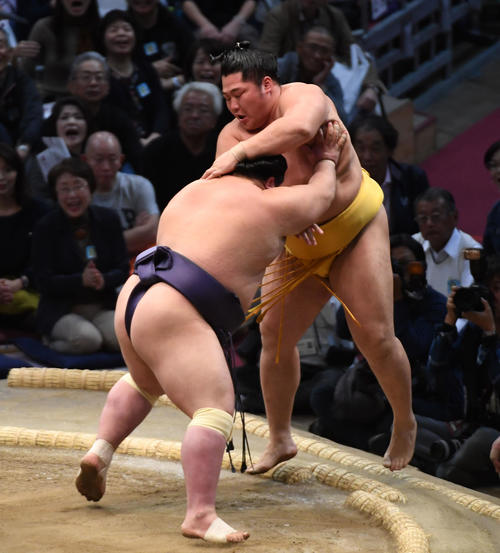 大相撲九州場所初日 遠藤を押し出しで破る阿武咲(左)(撮影・今浪浩三)