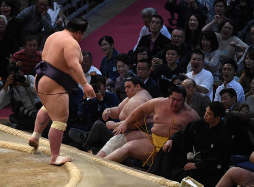 大相撲九州場所初日 遠藤を押し出しで破る阿武咲(左)(撮影・今浪浩三)