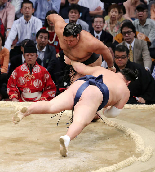 勢(手前)をとったりで破る松鳳山(撮影・鈴木正人)
