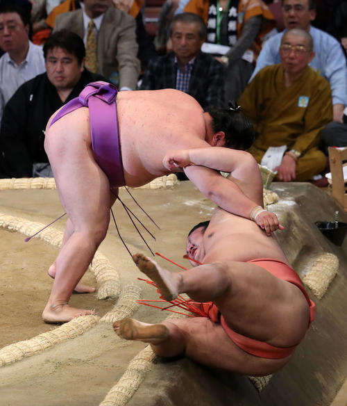 千代大龍(右)をすくい投げで破る嘉風(撮影・鈴木正人)