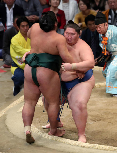 錦木(左)を寄り切りで破る逸ノ城(撮影・鈴木正人)