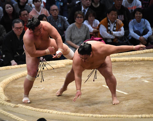 大相撲九州場所初日 栃煌山に引き落としで敗れる御嶽海(撮影・今浪浩三)