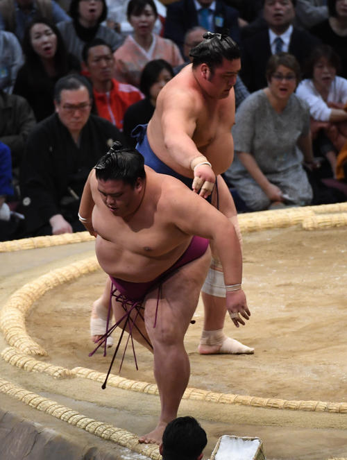 大相撲九州場所初日 栃煌山に引き落としで敗れる御嶽海(撮影・今浪浩三)