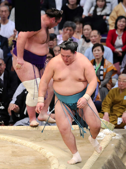 栃ノ心(後方)を押し出しで破った玉鷲(撮影・鈴木正人)