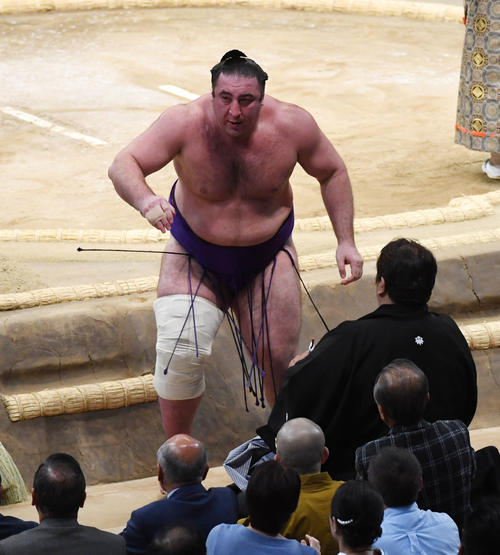 大相撲九州場所初日 玉鷲に押し出される栃ノ心(撮影・今浪浩三)