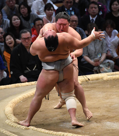 大相撲九州場所初日 北勝富士を押し出しで破る豪栄道(撮影・今浪浩三)