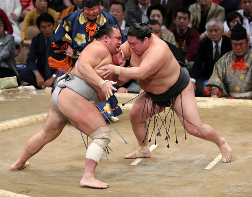 北勝富士(左)に激しく攻める豪栄道(撮影・鈴木正人)