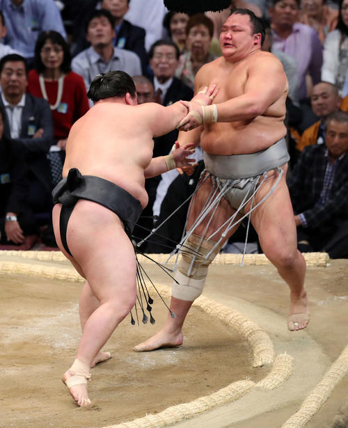北勝富士(右)を押し出しで破る豪栄道(撮影・鈴木正人)