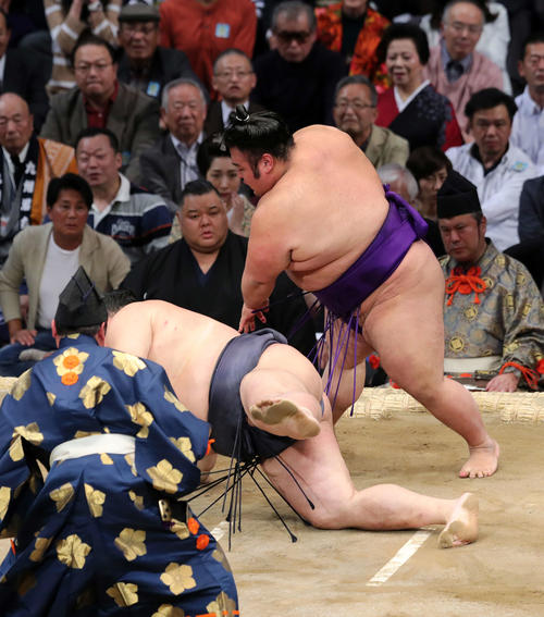 稀勢の里(手前)をはたき込みで破った貴景勝(撮影・鈴木正人)