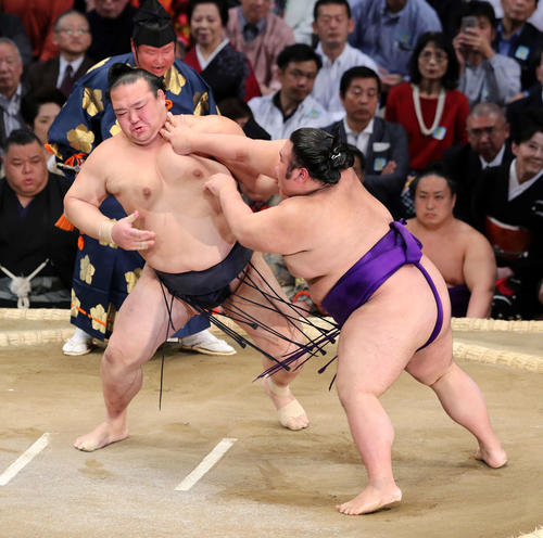 貴景勝(右)の激しい攻めを耐える稀勢の里(撮影・鈴木正人)