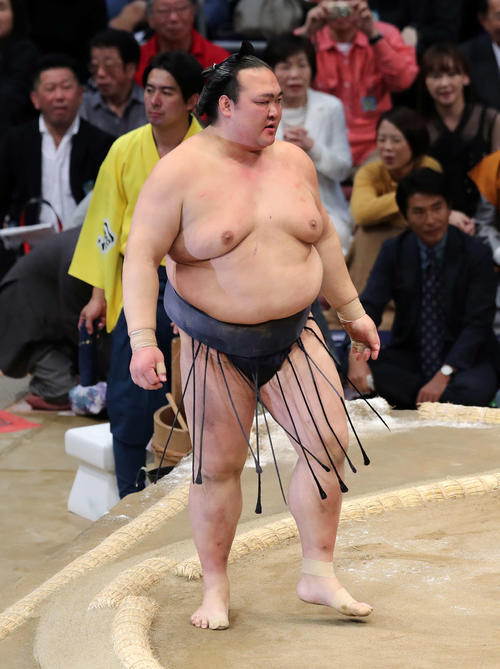 貴景勝にはたき込みで敗れ悔しそうな表情を見せる稀勢の里(撮影・鈴木正人)