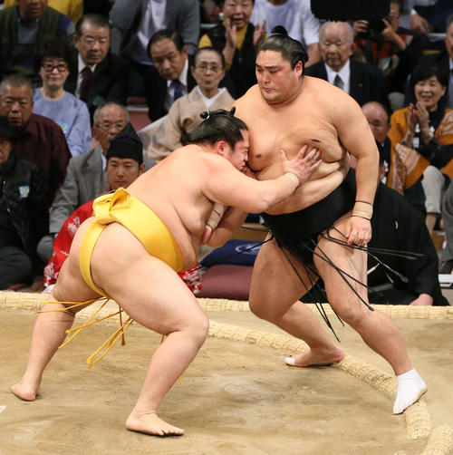 隠岐の海(右)に押し出しで勝利する遠藤(撮影・栗木一考)