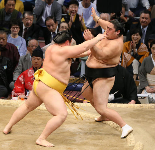 隠岐の海(右)に押し出しで勝利する遠藤(撮影・栗木一考)
