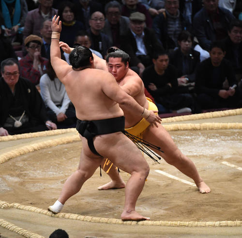 隠岐の海を押し出しで破る遠藤(撮影・今浪浩三)