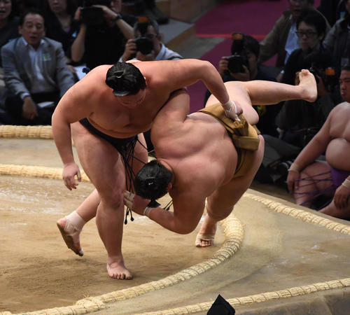 九州場所 輝を上手投げで破る朝乃山(左)(撮影・今浪浩三)