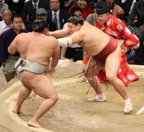 九州場所 貴ノ岩(左)に押し出しで勝利する阿炎(撮影・栗木一考)