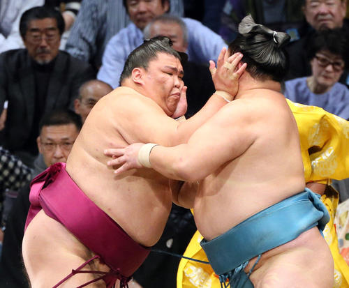 九州場所 玉鷲(右)に押し出しで勝利する御嶽海(撮影・栗木一考)