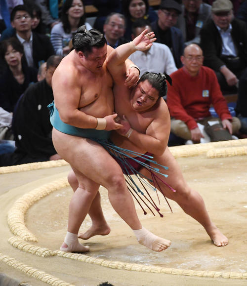九州場所 玉鷲(右)に押し出しで勝利する御嶽海(撮影・栗木一考)