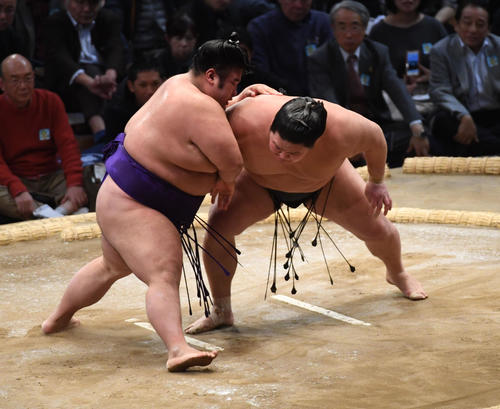 大相撲九州場所2日目 豪栄道を突き落としで破る貴景勝(左)(撮影・今浪浩三)