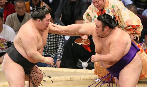 九州場所 豪栄道(左)に突き落としで勝利する貴景勝(撮影・栗木一考)