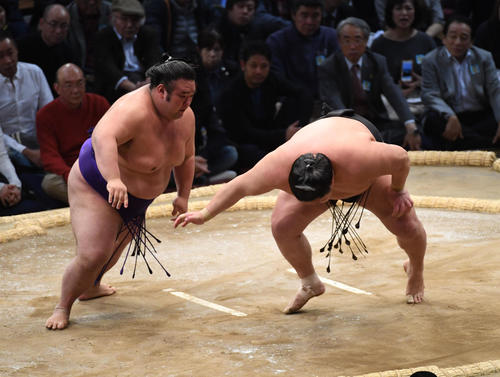 大相撲九州場所2日目 豪栄道を突き落としで破る貴景勝(左)(撮影・今浪浩三)