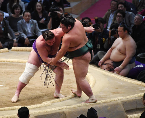 大相撲九州場所2日目 錦木をよりきりで破る栃ノ心(撮影・今浪浩三)