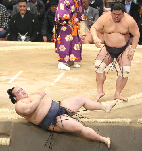 九州場所 妙義龍に寄り倒しで敗れる稀勢の里(手前)(撮影・栗木一考)