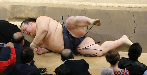 九州場所 妙義龍に寄り倒しで敗れる稀勢の里(撮影・栗木一考)