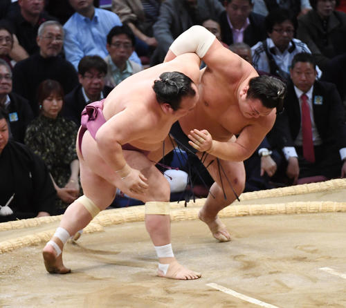 大相撲九州場所3日目 宝富士に下手投げで敗れる勢(右)(撮影・今浪浩三)