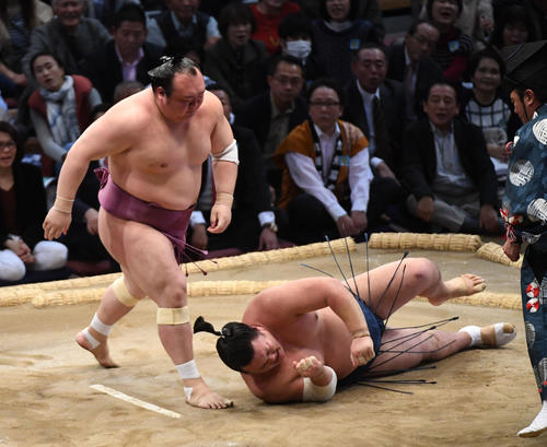 大相撲九州場所3日目 宝富士に下手投げで敗れる勢(右)(撮影・今浪浩三)