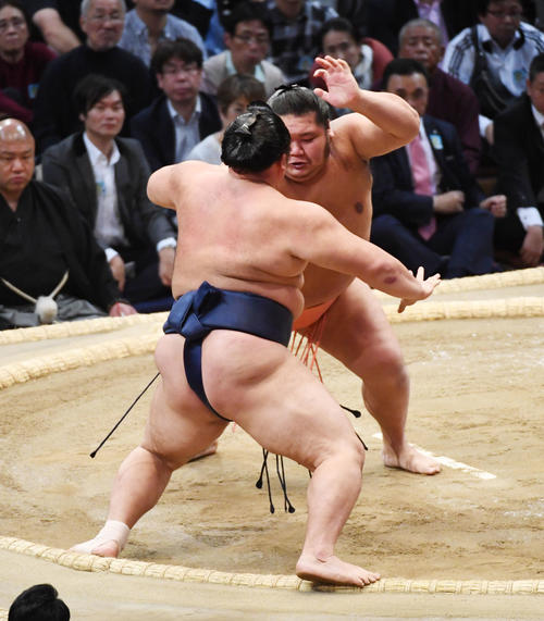 大相撲九州場所3日目 朝乃山を押し出しで破る千代大龍(撮影・今浪浩三)
