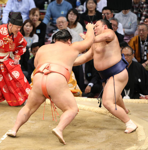 大相撲九州場所3日目 朝乃山を押し出しで破る千代大龍(撮影・今浪浩三)
