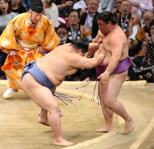 大相撲九州場所 正代は押し出しで嘉風を下す(撮影・菊川光一)=2018年11月13日、福岡国際センター