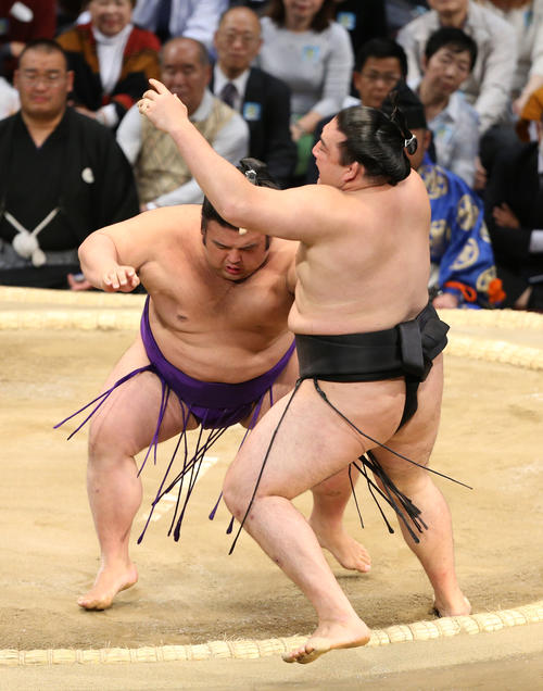 貴景勝は突き出しで竜電を下す(撮影・菊川光一)