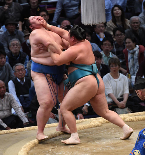 大相撲九州場所3日目 玉鷲に押し出される逸ノ城(左)(撮影・今浪浩三)